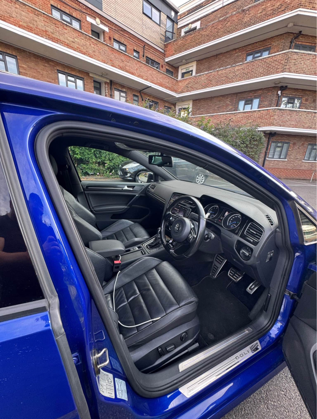 2014 Volkswagen Golf R - Image 10